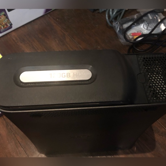 Xbox 360 Console Bundle with Kinect - Picture 4 of 10